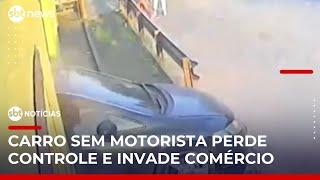 Carro desgovernado atravessa rodovia e invade comércio no interior de MG | #SBTNoticias