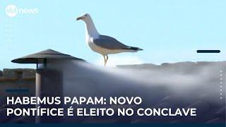 Habemus Papam: fumaça branca sai de chaminé e conclave é encerrado