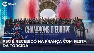 Após título inédito, elenco do PSG é recebido com festa em Paris | SBT Brasil (02/06/25)
