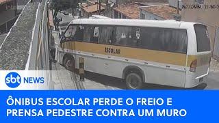 Ônibus escolar perde o freio e prensa pedestre contra um muro em Sabará (MG)