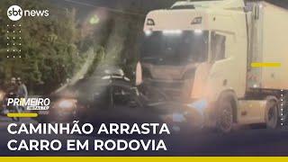 Caminhão arrasta carro em rodovia em provável briga de trânsito | #PrimeiroImpacto