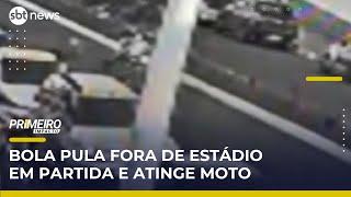 Motociclista é derrubado por bola que veio de estádio no RS | Primeiro Impacto (21/05/25)
