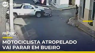Flagra: Motoqueiro é atropelado e cai de cabeça em bueiro | #PrimeiroImpacto