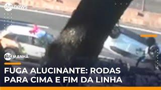Criminosos capotam carro roubado e tentam fugir a pé após perseguição | #SBTManhã