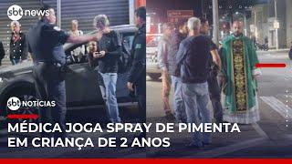 Médica se incomoda com barulho e joga spray de pimenta em criança durante missa | #SBTNotícias
