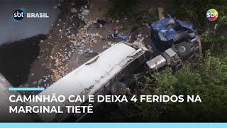 Caminhão carregado de tijolos cai na Marginal Tietê (SP) e deixa 4 feridos