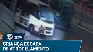 Micro-ônibus quase passa por cima de menino em bicicleta | #SBTNews Manhã (20/12/24)