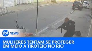 Mulher e idosa tentam se proteger em meio a tiroteio no Rio