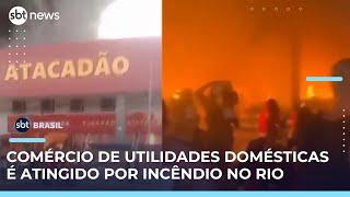 Incêndio de grandes proporções atinge loja em Duque de Caxias (RJ) | #SBTBrasil 