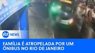 Família é atropelada por ônibus ao atravessar a rua | #SBTNewsnaTV (01/10/24)