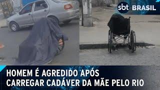 Homem carrega corpo da mãe em cadeira de rodas pelas ruas do Rio | SBT Brasil (22/01/25)