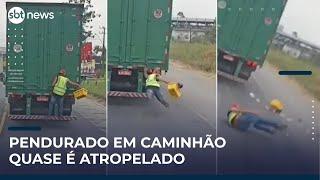 Flagra: Homem se pendura em caminhão e quase é atropelado | #SBTNews (10/05/25)