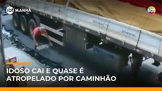 Flagra: Idoso cai na rua e quase é atropelado por caminhão em Manaus | #SBTManhã