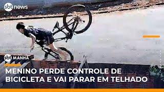 Menino de 11 anos perde controle de bicicleta e sobe em telhado | #SBTManhã