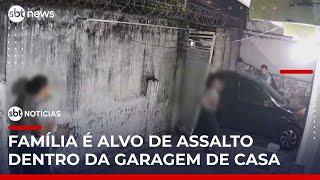 Família vira refém de assaltante na garagem de casa | #SBTNotícias