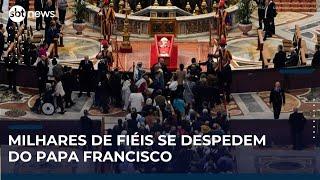 Mais de 20 mil pessoas já visitaram velório do Papa Francisco | #SBTNews (24/04/25)