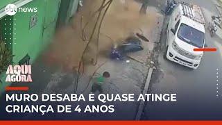 Criança de 4 anos escapa por pouco de desabamento de muro na Colômbia | #AquiAgora