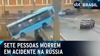 Ônibus cai em rio de São Petersburgo, na Rússia | SBT Brasil (10/05/24)