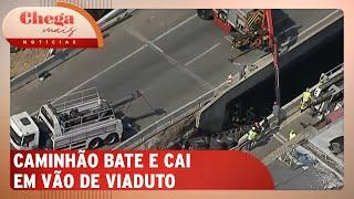 Caminhão bate em barreira e cai em vão da rodovia Dutra em SP | Chega Mais Notícias (12/09/24)