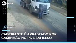 Homem cadeirante é arrastado por caminhão em estrada do RS e sai ileso | #SBTBrasil 