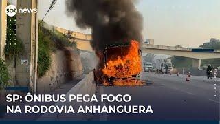 SP: Ônibus pega fogo na Anhanguera e bloqueia faixas da rodovia | #SBTNews Manhã (21/05/25)