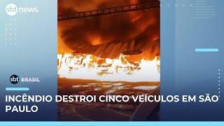 Incêndio em garagem de ônibus destrói veículos na grande São Paulo | SBT Brasil (23/05/25)