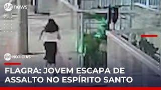 Jovem joga bolsa por cima de muro para tentar fugir de assalto | #SBTNotícias