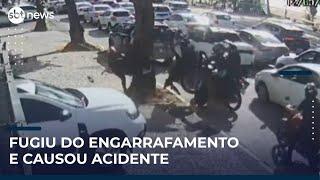 Motociclista sobe na calçada para fugir do trânsito e provoca acidente | #SBTNews Manhã (14/05/25)