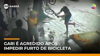 Flagra: gari é agredido a pauladas após impedir furto de bicicleta | #SBTManhã