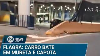 Motociclista flagra carro batendo e capotando em terminal de ônibus | #SBTNews Manhã (27/12/24)