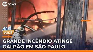 Incêndio de grandes proporções atinge galpão na zona oeste de SP | #AloVoce