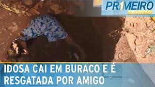 Idosa cai em buraco, resgate demora e é retirada por amigo da família | Primeiro Impacto (14/01/25)