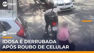 Bandido de moto rouba celular e derruba idosa em São Paulo | #SBTManhã