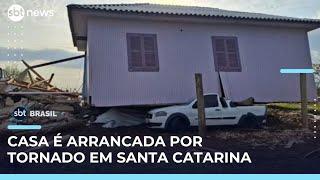 Casa vai parar em cima de carro durante tornado em Santa Catarina | #SBTBrasil