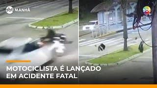 Motociclista morre ao ser atingido por carro em alta velocidade; suspeita é de racha | #SBTManha