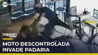 Moto desgovernada invade padaria em alta velocidade e quase atinge clientes | #PrimeiroImpacto