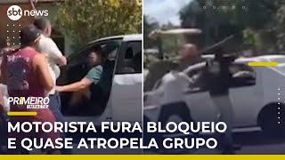 Motorista tenta furar bloqueio de protesto e quase atropela moradores | #PrimeiroImpacto