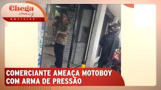 Motoboy tenta se proteger da chuva e é ameaçado com arma | Chega Mais Notícias (12/11/24)