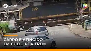 Carro é atingido por trem após ignorar sinalização em Sarzedo (MG) | #SBTManhã