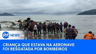 Veja momento em que criança é resgatada de avião que explodiu após atravessar pista em Ubatuba (SP)