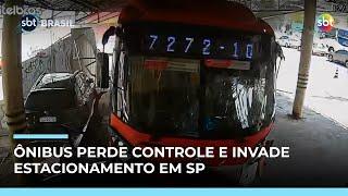 Ônibus invade estacionamento e destrói carros em São Paulo; motorista sofreu mal súbito