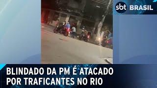 Moradores registram ataque de traficantes a blindado da PM no Rio | SBT Brasil (04/11/24)