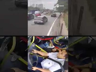 Assita ao momento do acidente com ônibus na Raposo Tavares (SP)