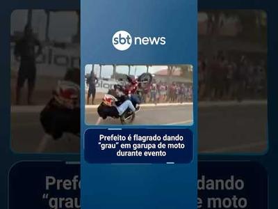 Prefeito é flagrado dando “grau” em garupa de moto durante evento