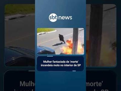Mulher fantasiada de 'morte' incendeia moto no interior de SP
