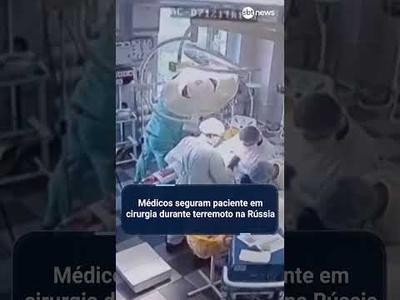 Médicos seguram paciente em cirurgia durante terremoto na Rússia | #sbtnews