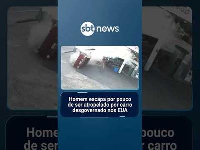 Homem escapa por pouco de ser atropelado por carro desgovernado nos EUA | #SBTNotícias