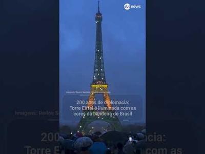 Torre Eiffel é iluminada com as cores da bandeira do Brasil