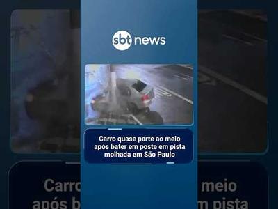 Carro quase parte ao meio após bater em poste em pista molhada em SP