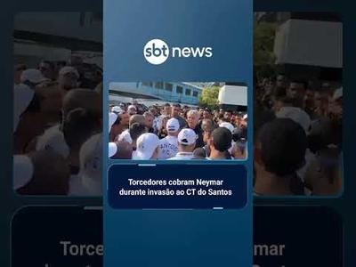 Torcedores cobram Neymar durante invasão no CT do Santos